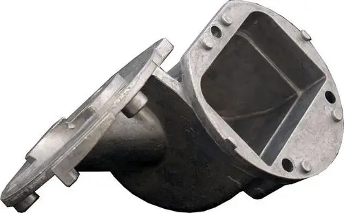 Aluminium Übergangsrohr mit Anschluss für Rückstromklappe, geeignet für Systeme der Marke Wolf, zur Verbindung von Komponenten im Heizungsbereich.